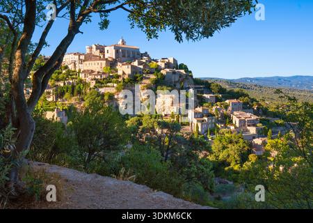 Steinhäuser des auf einem Hügel gelegenen Dorfes Gordes in der Provence, Vaucluse. Malerische Landschaft mit felsigen Klippen und Vegetation im Luberon, Frankreich Stockfoto