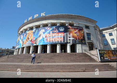 Fassade des Nationalen Zirkus der Ukraine in Kiew mit großen Werbebannern. Juni 2018. Kiew, Ukraine Stockfoto