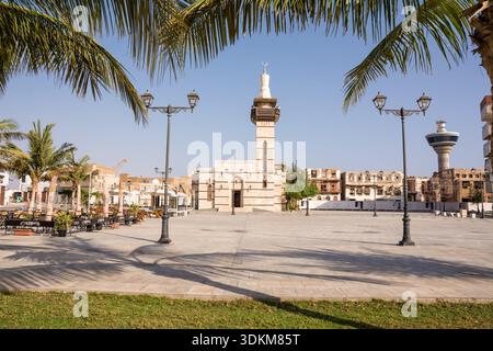 Yanbu, Saudi-Arabien - 25. April 2025: Historischer Platz und Korallensteinmoschee in der Altstadt von Yanbu Saudi-Arabien mit traditionellem Hejazi-Archit Stockfoto