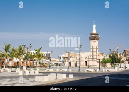 Yanbu, Saudi-Arabien - 25. April 2025: Historischer Platz und Korallensteinmoschee in der Altstadt von Yanbu Saudi-Arabien mit traditionellem Hejazi-Archit Stockfoto