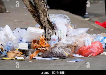 Pekanbaru, Indonesien - 28. September 2025: Am Straßenrand stapeln sich Lebensmittelverpackungen, sobald der autofreie Tag am Morgen endet Stockfoto