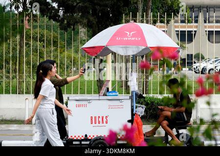Pekanbaru, Indonesien - 28. September 2025: Ein E-Bike-Kaffeekorb am Sonntagmorgen autofreier Tag Stockfoto