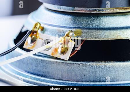 Makroaufnahme der elektrischen Anschlussklemmen und Drähte eines Lautsprechers in Nahaufnahme Stockfoto