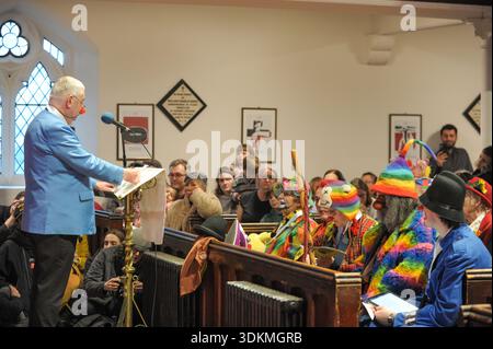 London, Großbritannien. Februar 2026. Clowns in lebendigen Kostümen füllen die All Saints Trinity Church zum 80. Jährlichen Grimaldi-Clown-Gottesdienst. Die Tradition findet seit 1946 jeden ersten Sonntag im Februar statt und ehrt Joseph Grimaldi (1778–1837), den englischen Schauspieler, Komiker und Tänzer, der als Vater des modernen Clowns gilt. Der Gottesdienst zieht Hunderte von Clowns an, die in voller Kostümierung anwesend sind, um sein Vermächtnis zu feiern, für das Geschenk des Lachens zu danken und an alle Clowns zu erinnern, die im letzten Jahr verstorben sind. Quelle: Michael Preston/Alamy Live News Stockfoto