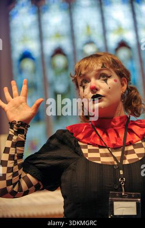 London, Großbritannien. Februar 2026. Clowns in lebendigen Kostümen füllen die All Saints Trinity Church zum 80. Jährlichen Grimaldi-Clown-Gottesdienst. Die Tradition findet seit 1946 jeden ersten Sonntag im Februar statt und ehrt Joseph Grimaldi (1778–1837), den englischen Schauspieler, Komiker und Tänzer, der als Vater des modernen Clowns gilt. Der Gottesdienst zieht Hunderte von Clowns an, die in voller Kostümierung anwesend sind, um sein Vermächtnis zu feiern, für das Geschenk des Lachens zu danken und an alle Clowns zu erinnern, die im letzten Jahr verstorben sind. Quelle: Michael Preston/Alamy Live News Stockfoto