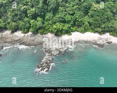 Abgeschiedener tropischer Strand von Costa Rica mit Regenwald-Hintergrund - Aerial Stockfoto