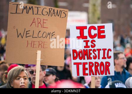 Seattle, USA. Januar 2026. Demonstranten mit Schildern, die Einwanderer unterstützen und gegen EIS protestieren. Adam Cohn/Alamy Live News Stockfoto