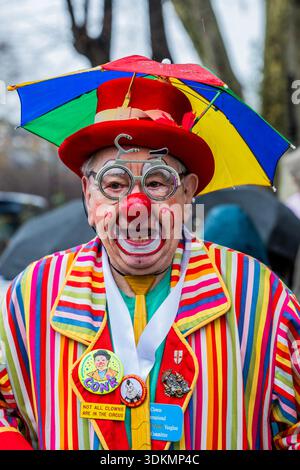 London, Großbritannien. Februar 2026. Der 80. Jährliche Grimaldi-Gottesdienst findet am Sonntag, dem 1. Februar 2026, in der All Saints Church in Haggerston statt. Joseph Grimaldi, geboren 1778, machte die Rolle der Clowns in den traditionellen britischen Pantomimen populär. Guy Bell/Alamy Live News Stockfoto
