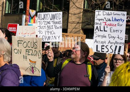 Seattle, USA. Januar 2026. Demonstranten mit Schildern, die gegen EIS protestieren und Freiheit und Gerechtigkeit verteidigen. Adam Cohn/Alamy Live News Stockfoto