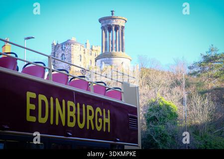 Edinburgh, Schottland - 28. JAN 2025 - eine Busrundfahrt mit offenem Oberdeck und Blick auf die historische Stadt Edinburgh Stockfoto