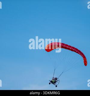 Der Paramotor macht im Sommer Einen Bankwechsel gegen Blue Sky Stockfoto