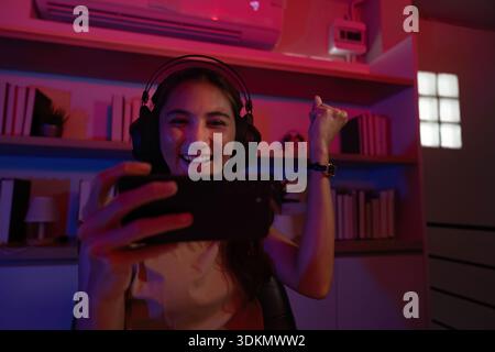 Engagierte Gamer genießen mobiles Gaming-Erlebnis mit Headset Stockfoto