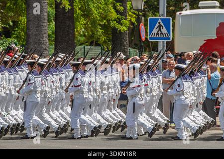 Seeleute marschieren mit Gewehren in Formation bei der Parade zum Tag der Streitkräfte in Sevilla, Andalusien, Spanien. Öffentliche Feier. Stockfoto