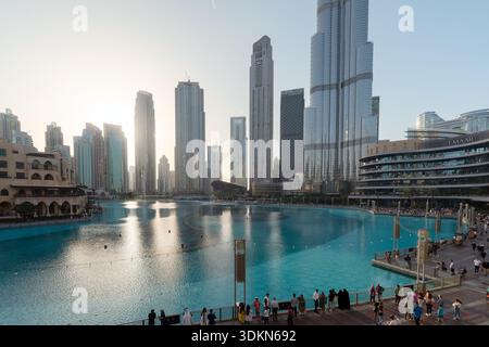 Dubai, VAE - 1. Februar 2023: Panoramablick auf den türkisfarbenen Burj Khalifa Lake, umgeben von modernen Wolkenkratzern, mit Basis des Burj Khalifa und der Dubai Mall Stockfoto