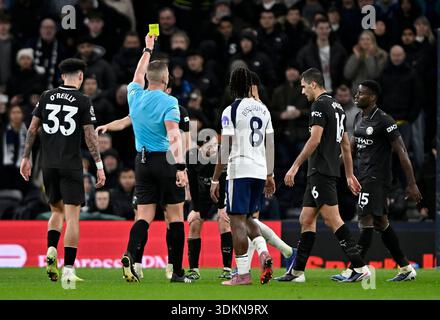 London, Großbritannien. Februar 2026. Rob Jones (Schiedsrichter) zeigt Rodri (Manchester City) während des Tottenham Hotspur V Manchester City Premier League Matches im Tottenham Hotspur Stadium, London, die gelbe Karte. Dieses Bild ist NUR für REDAKTIONELLE ZWECKE bestimmt. Für jede andere Verwendung ist eine Lizenz von Football DataCo erforderlich. Quelle: MARTIN DALTON/Alamy Live News Stockfoto