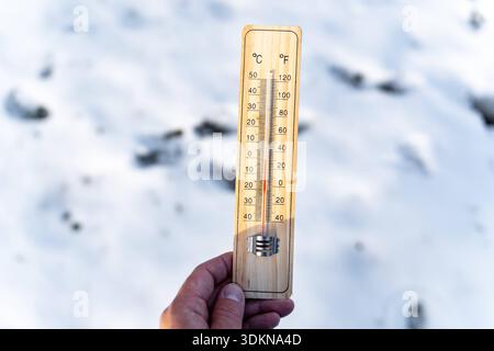 Deutschland - 1. Februar 2026: Ein Thermometer zeigt Tieftemperaturen unter 0 Grad im Winter an. Das Bild stellt Kälte, Frost und fallende Temperaturen dar und symbolisiert Winterwetter, Minusgraden, und die Auswirkungen eines kalten Schnappens. *** Ein Thermometer zeigt niedrige Temperaturen unter 0 Grad im winterlichen Umfeld. Das Bild steht für Kälte, Frost und sinkende Temperaturen und symbolisiert Winterwetter, Minusgrade und die Auswirkungen eines Kälteeinbruchs. Stockfoto