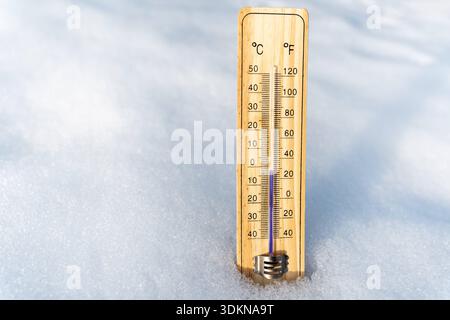 Deutschland - 1. Februar 2026: BEI DER FOTOMONTAGE ragt Ein Thermometer aus dem Schnee hervor und zeigt Temperaturen deutlich unterhalb des Gefrieres an. Das Bild zeigt starken Frost, winterliche Kälte und Eiswetter sowie sehr niedrige Außentemperaturen im Winter. *** FOTOMONTAGE, ein Thermometer steckt im Schnee und zeigt deutliche Minustemperaturen. Das Bild steht für starken Frost, winterliche Kälte und eisige Wetterbedingungen sowie sehr niedrige Außentemperaturen im Winter. Stockfoto