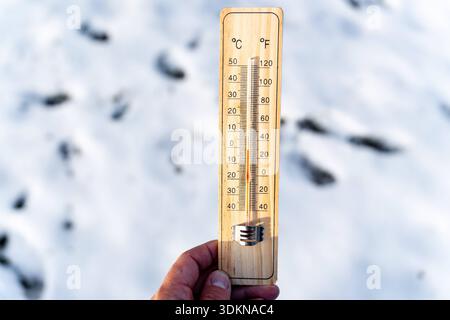 Deutschland - 1. Februar 2026: Ein Thermometer zeigt Tieftemperaturen unter 0 Grad im Winter an. Das Bild stellt Kälte, Frost und fallende Temperaturen dar und symbolisiert Winterwetter, Minusgraden, und die Auswirkungen eines kalten Schnappens. *** Ein Thermometer zeigt niedrige Temperaturen unter 0 Grad im winterlichen Umfeld. Das Bild steht für Kälte, Frost und sinkende Temperaturen und symbolisiert Winterwetter, Minusgrade und die Auswirkungen eines Kälteeinbruchs. Stockfoto