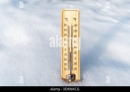 Deutschland - 1. Februar 2026: BEI DER FOTOMONTAGE ragt Ein Thermometer aus dem Schnee hervor und zeigt Temperaturen deutlich unterhalb des Gefrieres an. Das Bild zeigt starken Frost, winterliche Kälte und Eiswetter sowie sehr niedrige Außentemperaturen im Winter. *** FOTOMONTAGE, ein Thermometer steckt im Schnee und zeigt deutliche Minustemperaturen. Das Bild steht für starken Frost, winterliche Kälte und eisige Wetterbedingungen sowie sehr niedrige Außentemperaturen im Winter. Stockfoto