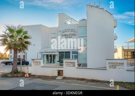 Hotel Sabbia d'Oro in San Vincenzo, Italien. Ein modernes Strandhotel an der toskanischen Küste mit weißer Architektur und Blick auf das Mittelmeer Stockfoto