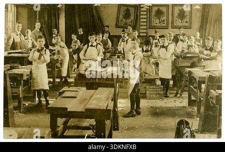 Ursprüngliche Postkarte aus der Zeit des 1. Weltkriegs der Holzwerksklasse, Russell Road Higher Elementary School (Altersbereich von 10 bis 15 Jahren, fortgeschrittener 4-jähriger Kurs, oft technisch). Vom 1914. Schulkinder. Schulklasse. West Ham, East London, Großbritannien Stockfoto