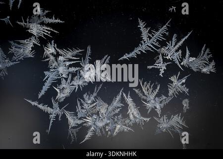 Kleine Eisblumen am Fenster, Winter, Finnland Stockfoto