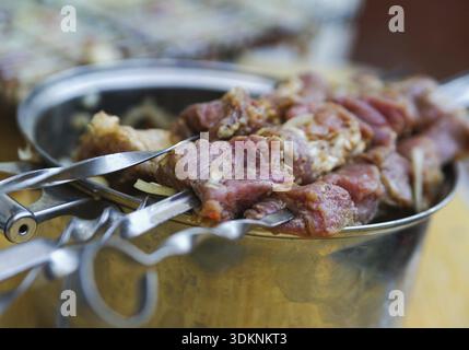 Viele Fleischstücke am Spieß. Shish Döner Garvorgang Stockfoto