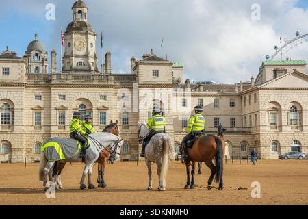 Mount traf Polizeibeamte auf der Horse Guards Parade vor dem Horse Guards Building in London, England, Großbritannien. Stockfoto