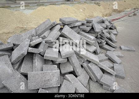 Pflastersteine, Pflastersteine, Baustelle, Material, Baumaterial, Bauwesen, Steine, Haufen, Steinhaufen, Bauindustrie, Stockfoto