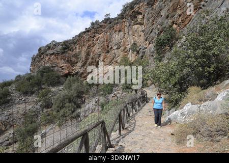 Milatos, Kreta, Landschaft, Griechenland, Kreta, Dorf, Bergdorf, Tal, Berge, Bergkette, Pfad, Person, Wanderweg, Geländer Stockfoto