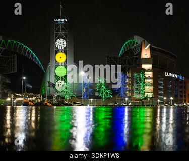 Seattle - 28. Januar 2026; Lumen Field Blue und Green Illumination reflektiert auf nassem Boden am Sportplatz Stockfoto