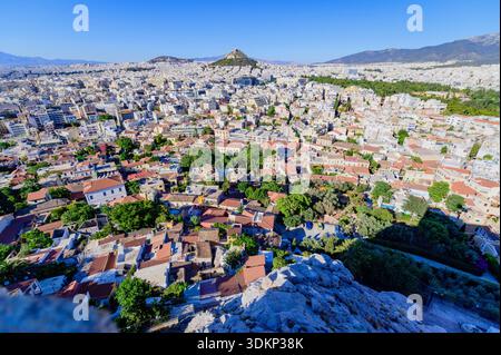 Panoramablick auf Athen mit Lycabettus-Hügel in der Ferne, Griechenland. Stockfoto