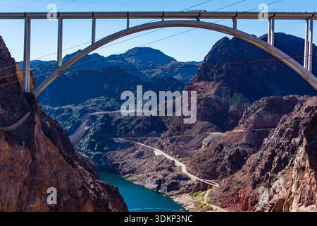 Mike O’Callaghan – Pat Tillman Memorial Bridge über den Black Canyon in der Nähe des Hoover Dam an der Grenze zwischen Nevada und Arizona, USA. Stockfoto
