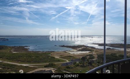 Küstenpanorama mit einem weiten Blick auf das Meer und einem dramatischen Himmel voller Wolken, der die Weite der Natur zeigt. Stockfoto