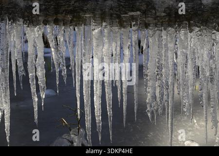 Eiskristalle, Eiszapfen, gefrorener Wasserlauf, Kärnten Stockfoto