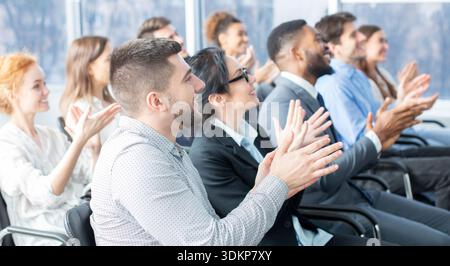 Dankbare Zuhörer. Geschäftspublikum applaudiert dem Sprecher Stockfoto
