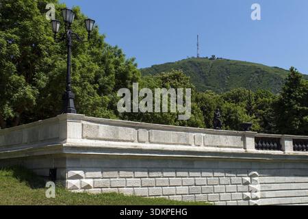 Blick auf den wunderschönen Berg Maschuk von Pyatigorsk, Kaukasus, Russland Stockfoto