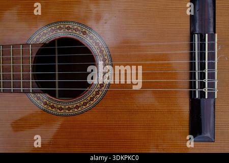 Klassische Noten mit Musikinstrumenten – Gitarre, Violine und Klavier Stockfoto