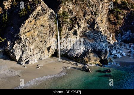 Die McWay Falls stürzen sich auf einen Strand im Julia Pfeiffer Burns State Park an der Küste von Big Sur, Kalifornien, USA. Stockfoto