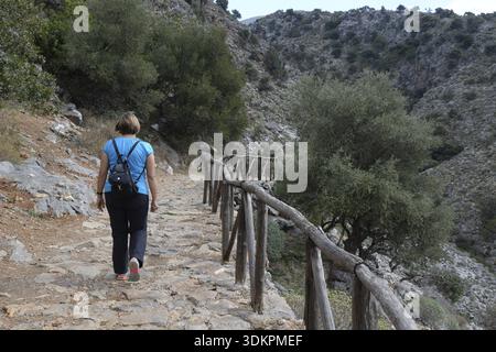 Milatos, Kreta, Landschaft, Griechenland, Kreta, Dorf, Bergdorf, Tal, Berge, Bergkette, Pfad, Person, Wanderweg, Geländer Stockfoto