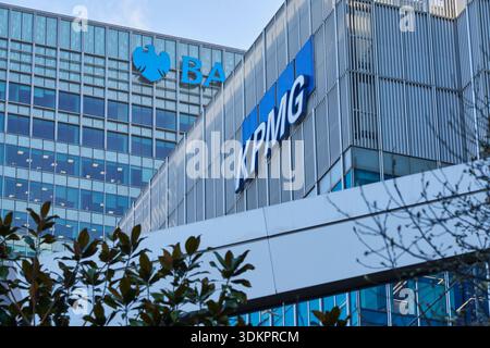 Multinationale Finanzämter aus Sicht des Dachgartens der Canary Wharf. Stockfoto