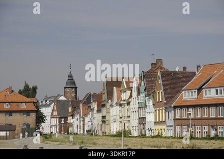 Binnenhafen, Hafen, Häuserreihe, Wiebke-Kruse-Turm, Glueckstadt, Binnenhafen, Haus, Häuser, Turm, Wahrzeichen, Koenigshof, Elbe, Schleswig-Holstei Stockfoto