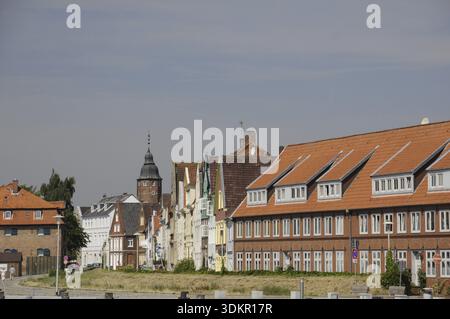 Binnenhafen, Hafen, Häuserreihe, Wiebke-Kruse-Turm, Glueckstadt, Binnenhafen, Haus, Häuser, Turm, Wahrzeichen, Koenigshof, Elbe, Schleswig-Holstei Stockfoto