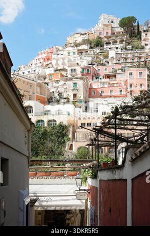 Enge Straße in Positano mit pastellfarbenen Gebäuden am Hügel an der Amalfiküste, Italien. Stockfoto