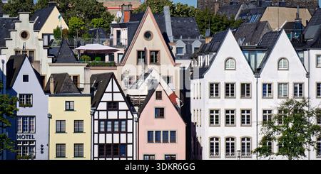 Historische bunte Giebelhäuser am Rheinufer in der Kölner Altstadt. Klassisches Stadtpanorama der deutschen Domstadt am Fluss Stockfoto