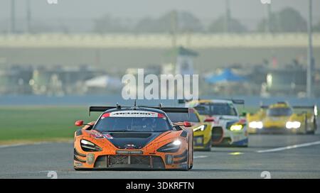 Das #59 RLL Team McLaren, bei Sonnenaufgang, bei der Rolex 24 Stunden von Daytona 2026 auf dem Daytona International Speedway in Daytona Beach, FL am 25. Januar 2026 (Mitch White/Image of Sport) Stockfoto