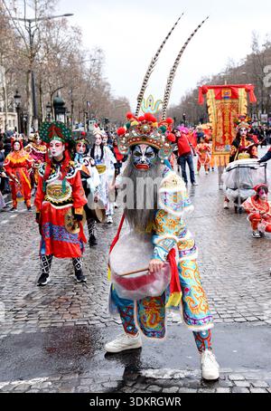 Paris, Frankreich. Februar 2026. Feierlichkeiten zum chinesischen Neujahrsfest, bei dem das Jahr des Pferdes am 1. Februar 2026 in der Avenue des Champs-Elysees in Paris, Frankreich, gefeiert wird. Foto: Alain Apaydin/ABACAPRESS Credit: Abaca Press/Alamy Live News Stockfoto