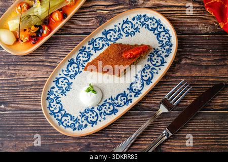 Moderne Interpretation traditioneller türkischer Bulgur-Fleischbällchen Stockfoto