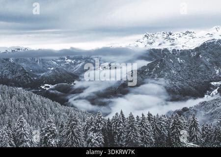 Winterlandschaft im Bergtal in den italienischen alpen Stockfoto