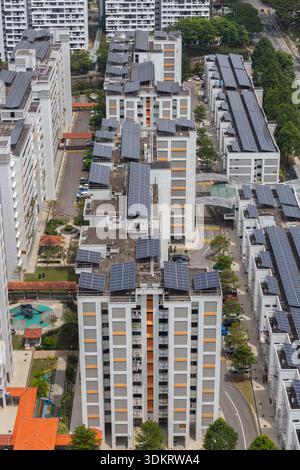Luftaufnahme der Solarpaneele, die auf dem Dach öffentlicher Gehäuse installiert sind. Stockfoto
